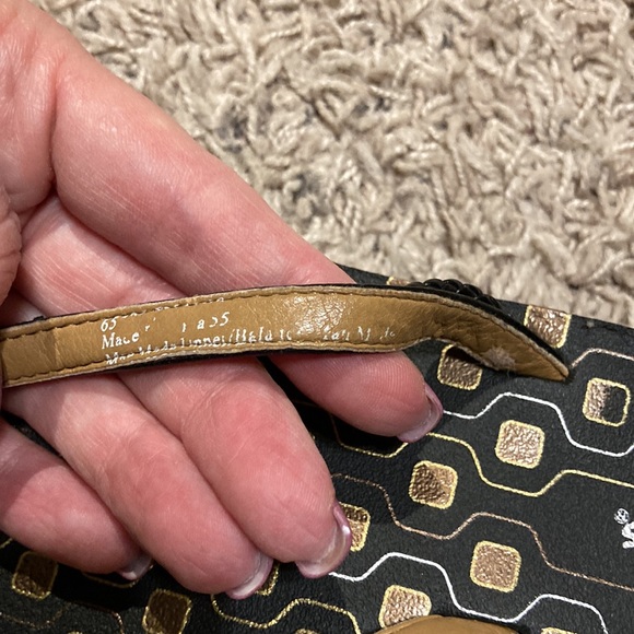 Clark’s flip flops. - Picture 6 of 6